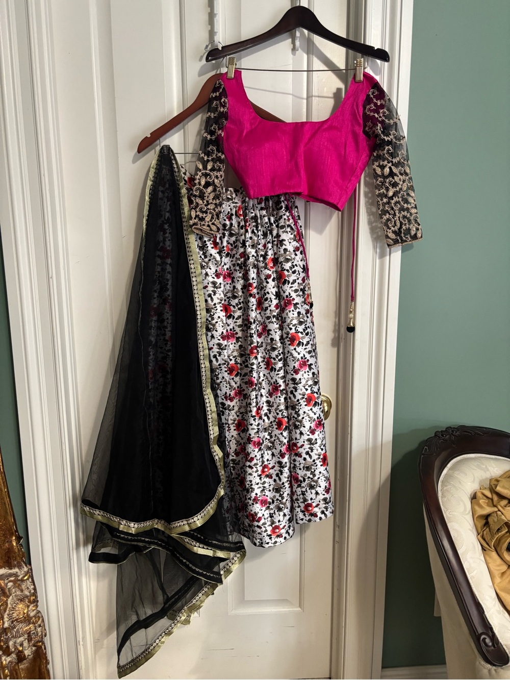 Women’s Floral 3 piece long skirt, Blouse & long Dupatta new very beautiful Med